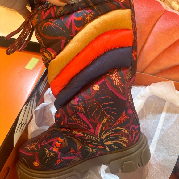 FARM RIO Sunset Forest Tall Puffy Boot 8.5 - New in box! - Picture 4 of 6